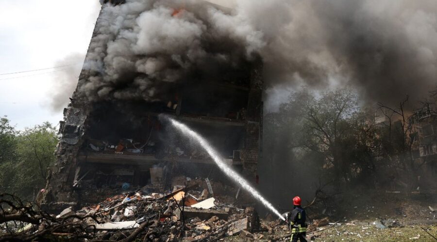 Guerre en Ukraine : la Russie tire "plus de 40 missiles" sur plusieurs villes, au moins 21 morts et 56 blessés
          "Des bâtiments résidentiels, des infrastructures et un hôpital pour enfants ont été endommagés" dans plusieurs villes, dont la capitale Kiev, détaille Volodymyr Zelensky.
