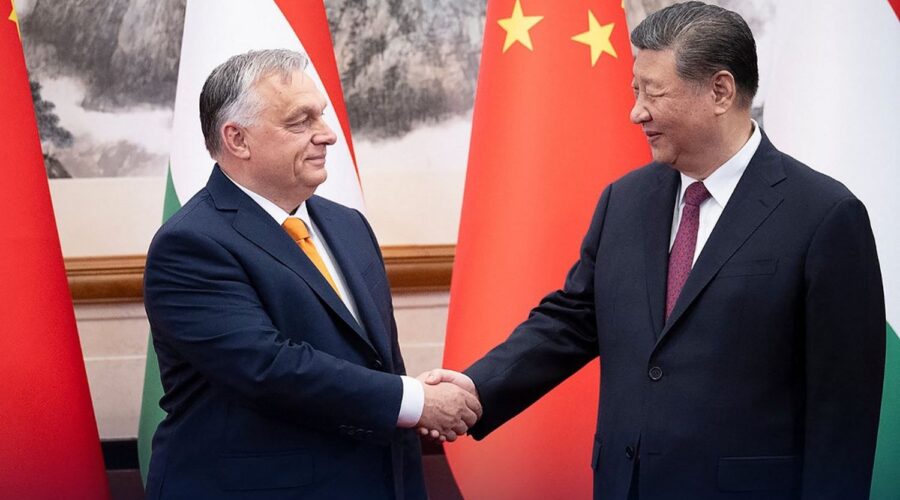 Le Premier ministre hongrois Viktor Orban entame une visite surprise en Chine, après son voyage controversé en Russie
          Viktor Orban évoque une "mission pour la paix" en Ukraine. Le dirigeant hongrois est le seul de l'Union européenne a être resté proche de Vladimir Poutine depuis le début de la guerre en Ukraine.